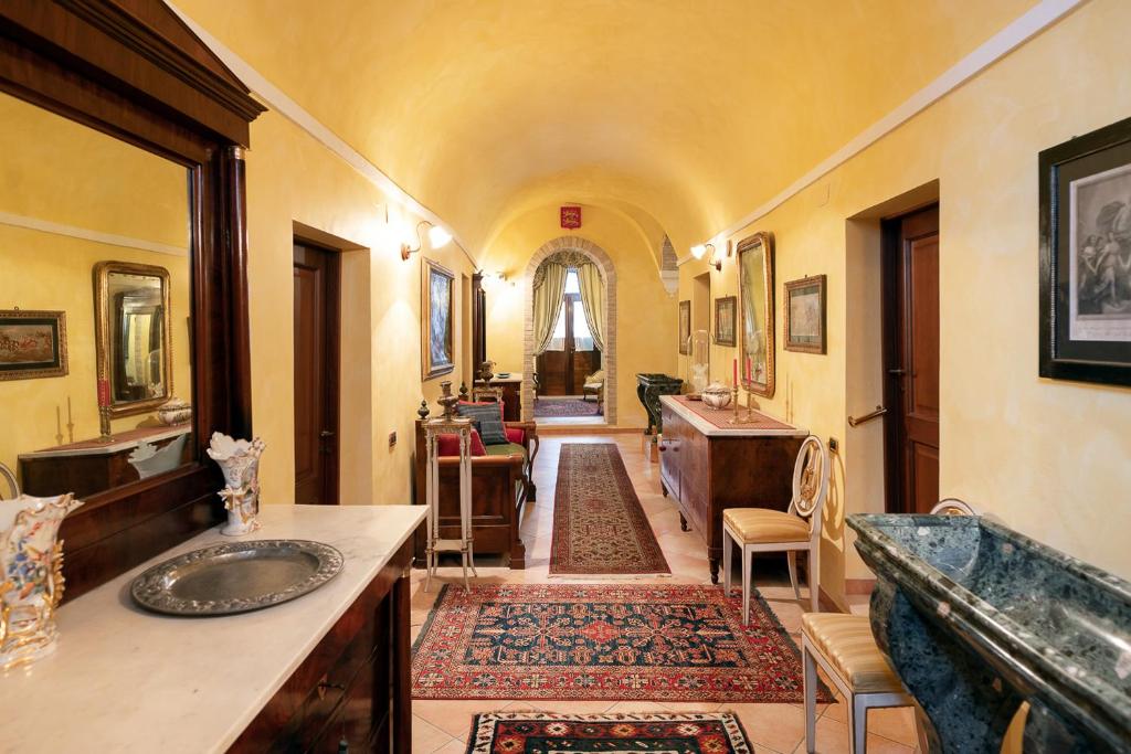 Sassoferrato的住宿－Degli Alessandri Palace，浴室配有盥洗盆和带盥洗盆的台面