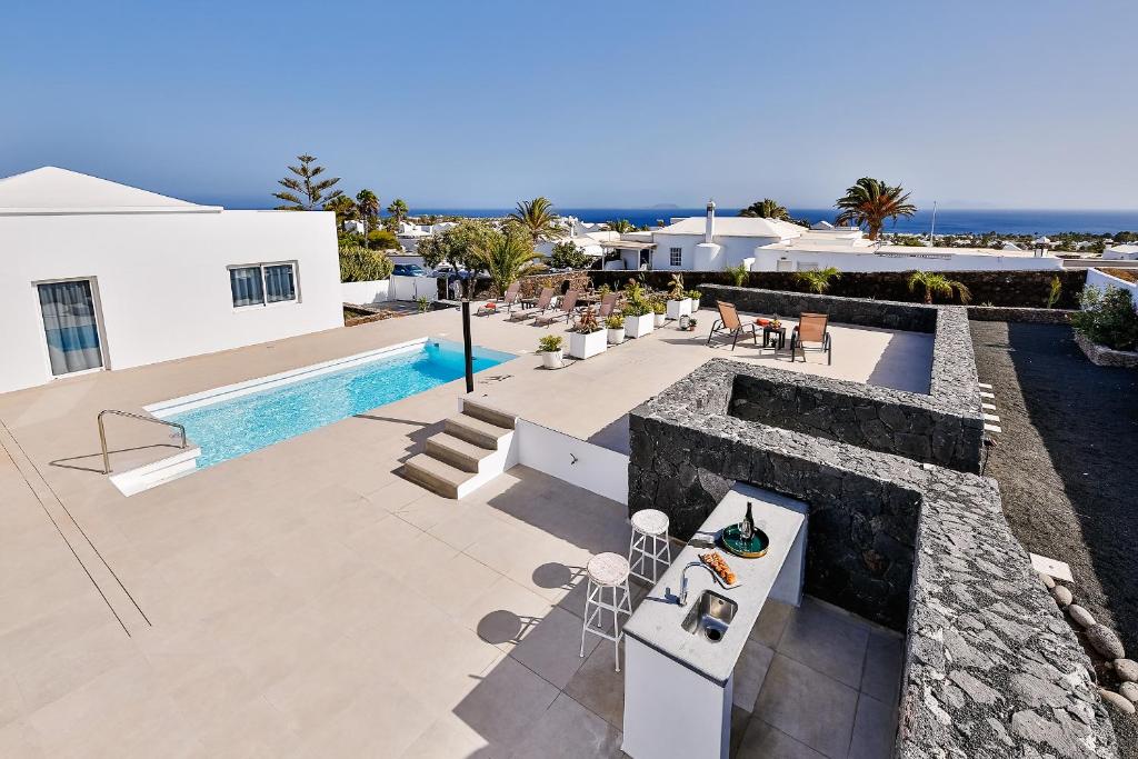 Blick auf eine Villa mit einem Pool in der Unterkunft Sea Sky Lanzarote in Playa Blanca