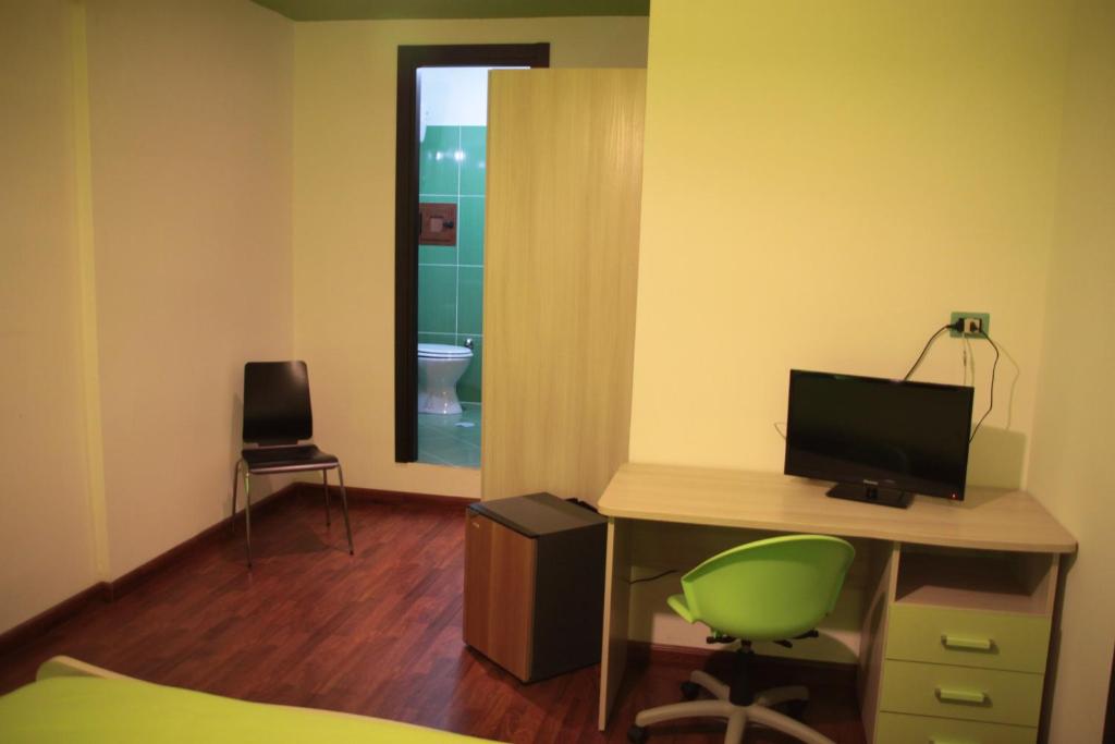 Televízia a/alebo spoločenská miestnosť v ubytovaní B&B Cosenza