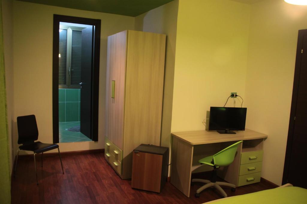 Televízia a/alebo spoločenská miestnosť v ubytovaní B&B Cosenza