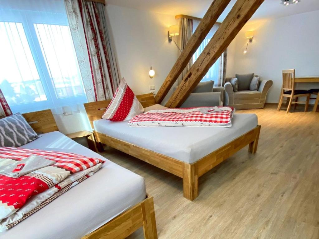 Postel nebo postele na pokoji v ubytování Adam & Eva Gasthof Paradies mit Hotel