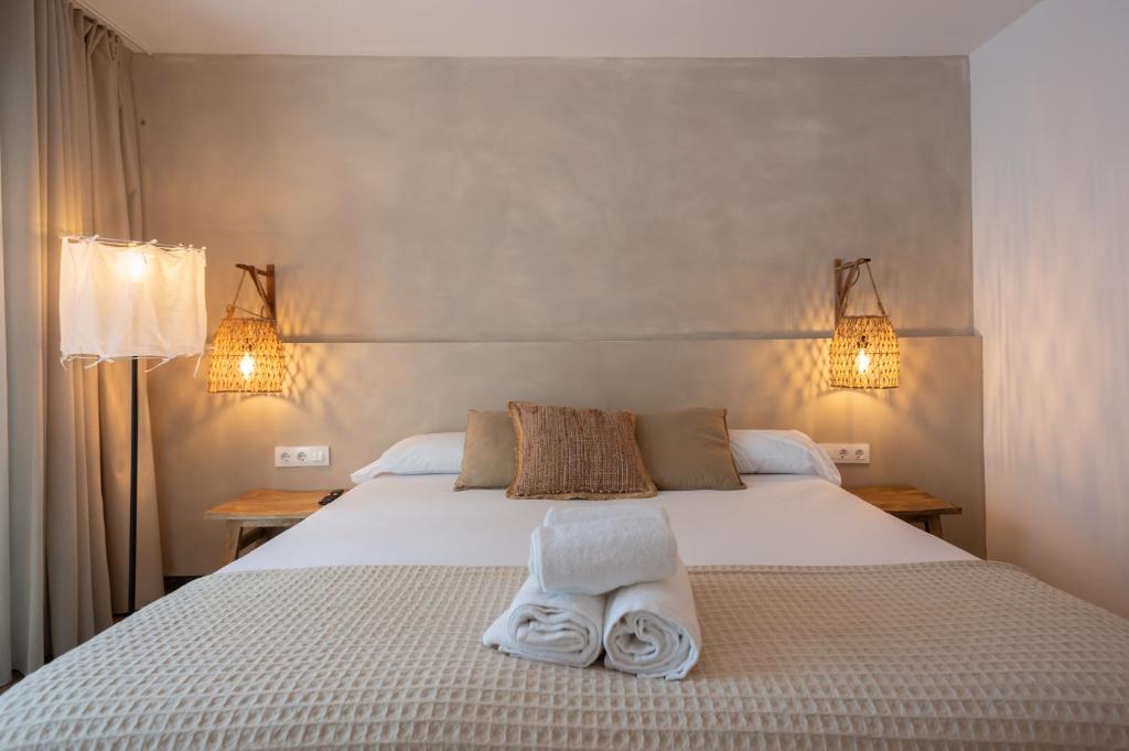 Postel nebo postele na pokoji v ubytování Hostal Es Niu de Tamariu