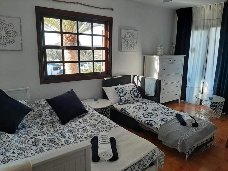Postel nebo postele na pokoji v ubytování Apartament i basen na Teneryfie, Rayo de Sol ex Parque Albatros