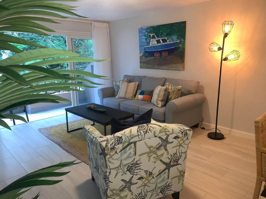 una sala de estar con un sofá y una mesa en 8 Banyan Court, en Bridgetown