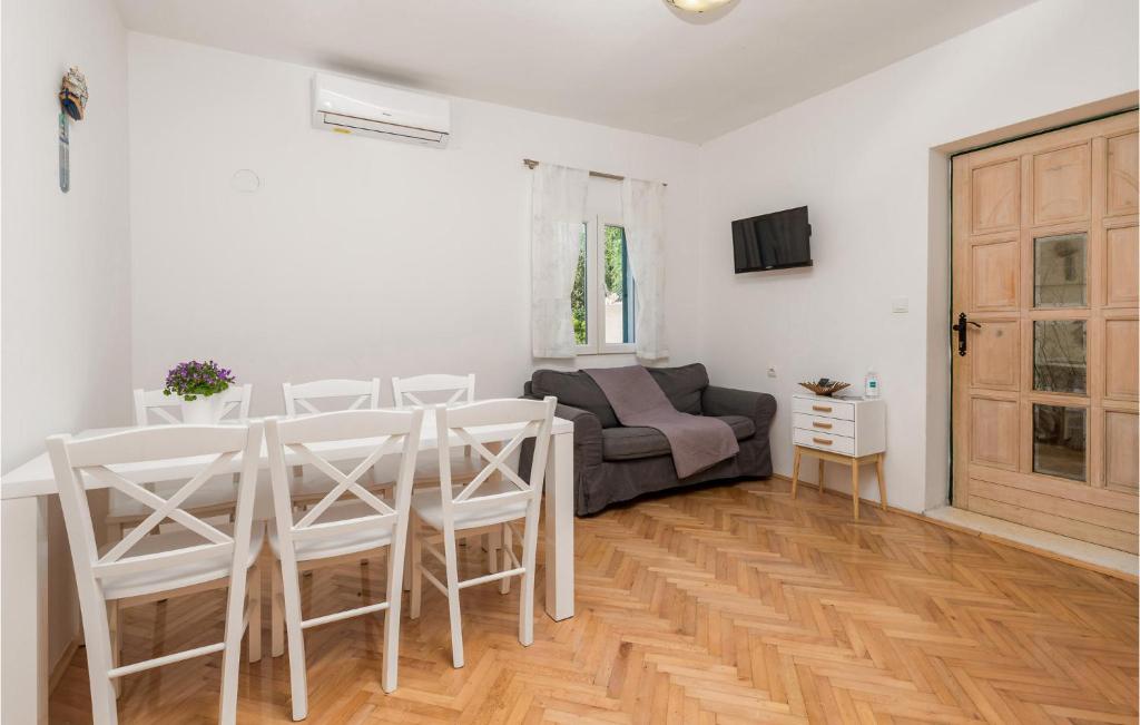 Część wypoczynkowa w obiekcie Lovely Apartment In Stara Novalja