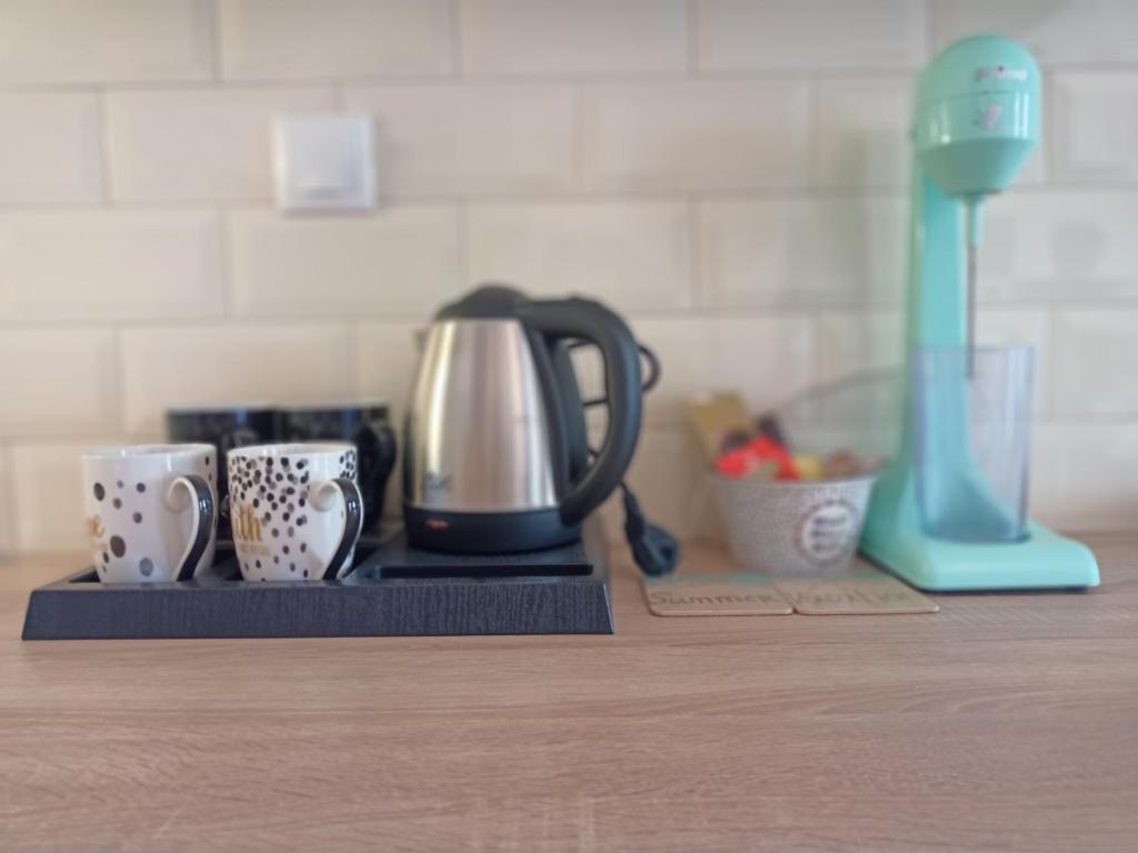 Príslušenstvo na prípravu kávy alebo čaju v ubytovaní Katovigli Seaview Apartment