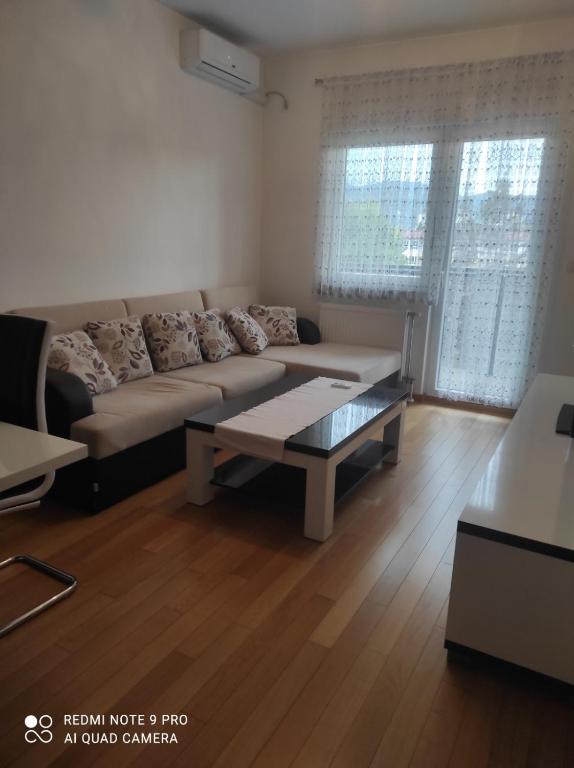 ein Wohnzimmer mit einer Couch und einem Couchtisch in der Unterkunft Apartment Memories in Banja Luka
