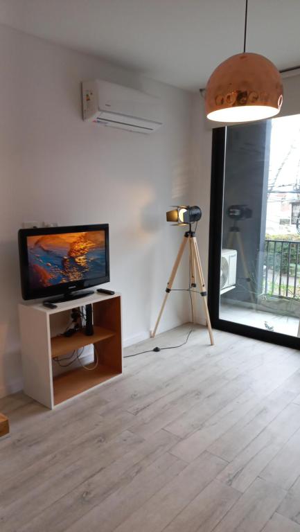 Habitación con cámara, TV y trípode en Delta Apart en Tigre