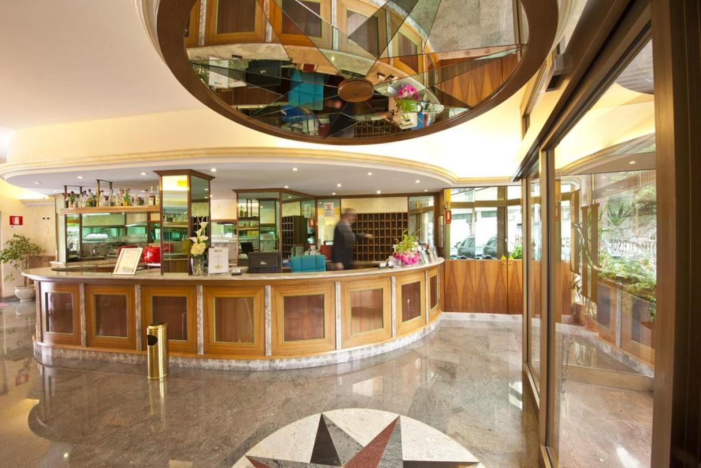Reštaurácia alebo iné gastronomické zariadenie v ubytovaní Hotel Excelsior