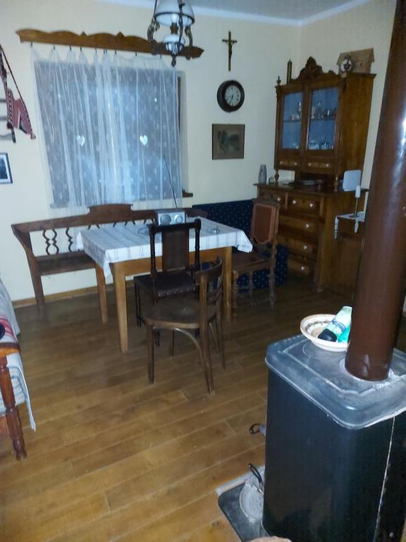 拉科維察的住宿－ŠUMSKA KUĆA 1，一间用餐室,在房间内配有桌椅