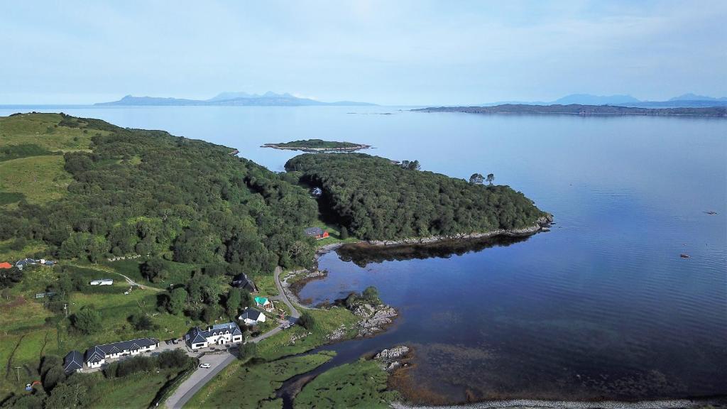 una isla en medio de un gran cuerpo de agua en Glenuig Inn en Lochailort
