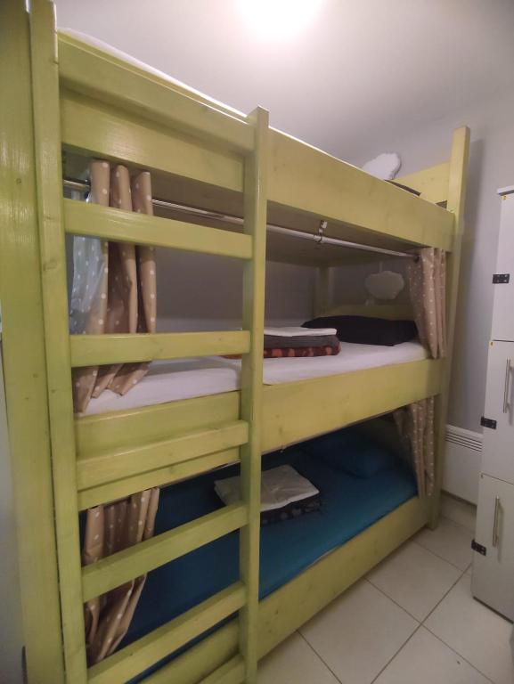 Postel nebo postele na pokoji v ubytování KGT House