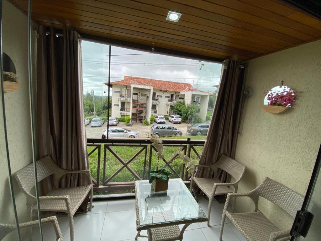 een balkon met stoelen en een tafel en uitzicht op een gebouw bij FLAT11MODULO18_MONTECASTELO in Bezerros