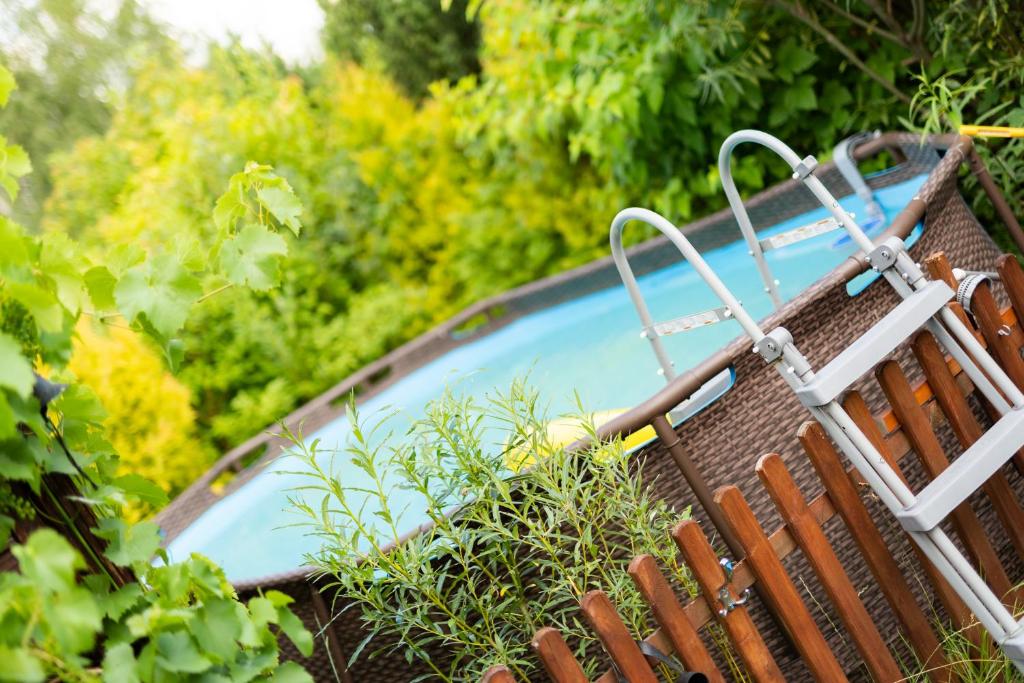 Bazén v ubytovaní Spa Love Home Sauna Jacuzzi ROMANTYCZNY DOM DLA PARY Z PRYWATNYM SPA alebo v jeho blízkosti