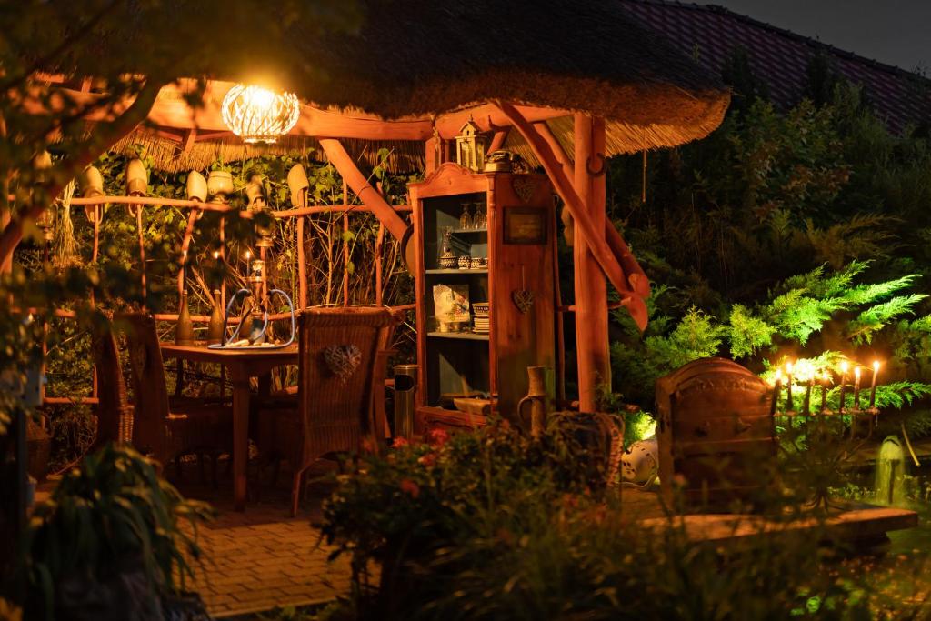 Vonkajšia záhrada v ubytovaní Spa Love Home Sauna Jacuzzi ROMANTYCZNY DOM DLA PARY Z PRYWATNYM SPA