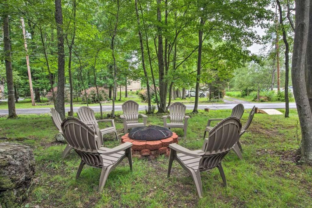 Jardín al aire libre en Peaceful Pocono Lakefront, beach, pools, firepit, pets