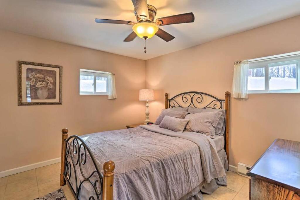 Cama o camas de una habitación en Peaceful Pocono Lakefront, beach, pools, firepit, pets