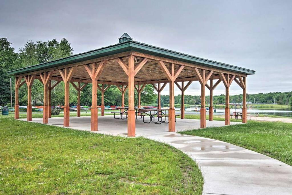 Imagen de la galería de Peaceful Pocono Lakefront, beach, pools, firepit, pets, en Arrowhead Lake