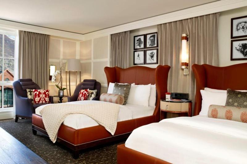 พื้นที่นั่งเล่นของ Aspen St Regis Resort Hotel Room With 2 Queens