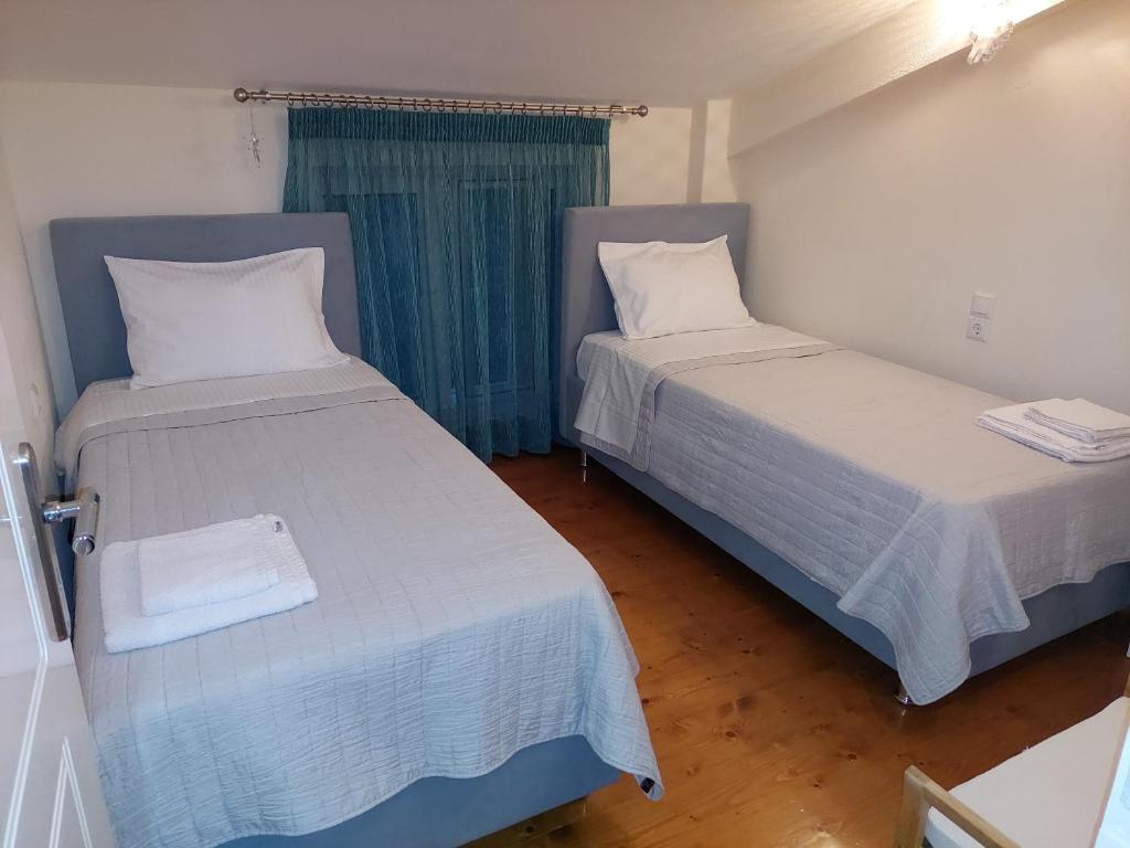 Łóżko lub łóżka w pokoju w obiekcie Nicopolis Villa