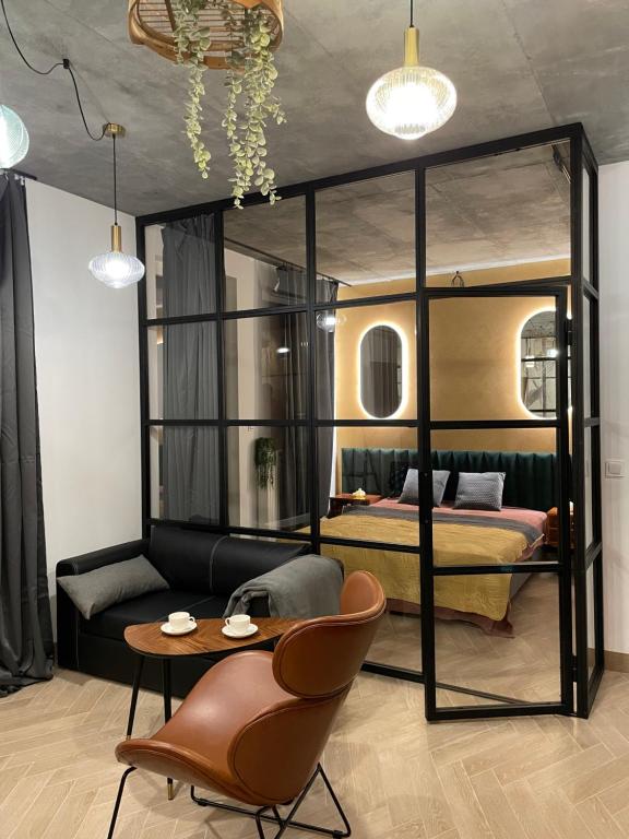 una camera con letto, tavolo e sedia di Apartament Bałtyk a Jastrzębia Góra