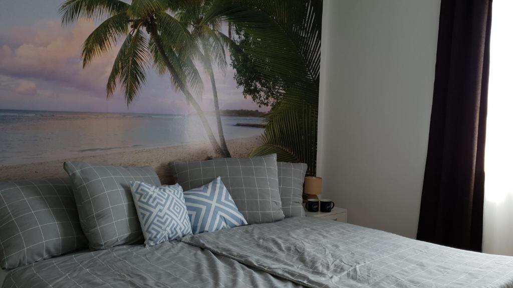 1 dormitorio con 1 cama y vistas a la playa en Apartmani Masline, en Jasenice