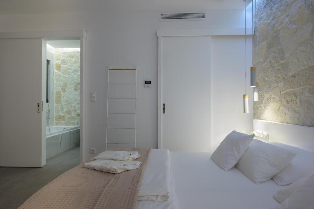 A bed or beds in a room at KOA Spa Villa-Luxury villa in Gialova with own Spa
