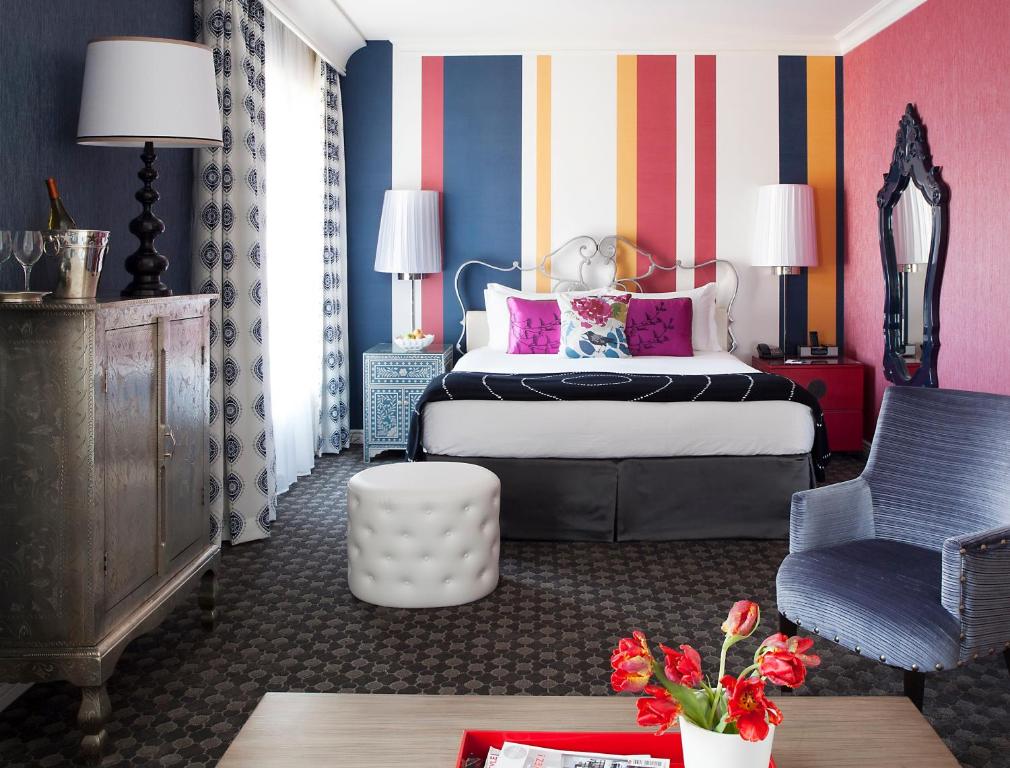 ein Hotelzimmer mit einem Bett und einem Stuhl in der Unterkunft The Marker Union Square San Francisco in San Francisco