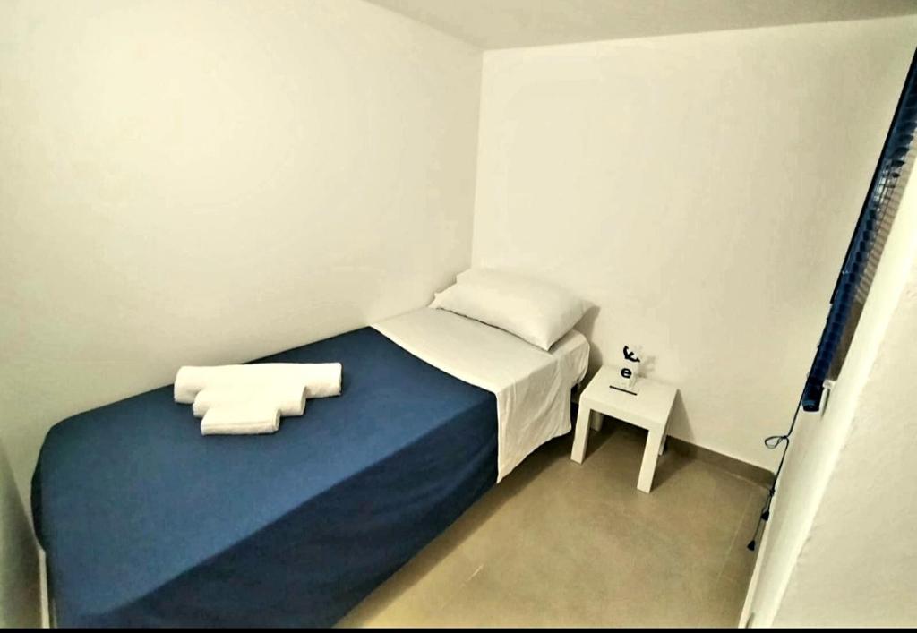 A bed or beds in a room at Calypso's Shell