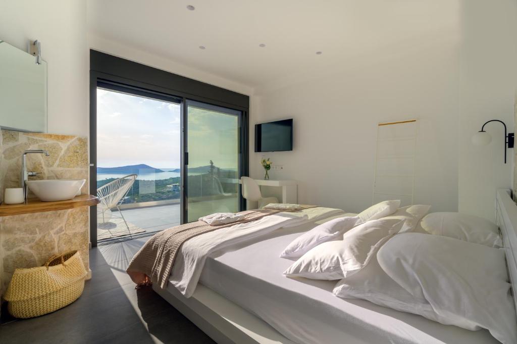A bed or beds in a room at KOA Spa Villa-Luxury villa in Gialova with own Spa