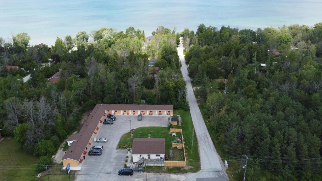 an overhead view of a building with a parking lot at Relax Inn-Collingwood in Collingwood