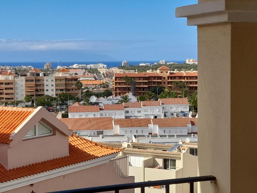 Nespecifikovaný výhled na destinaci Los Cristianos nebo výhled na město při pohledu z apartmánu