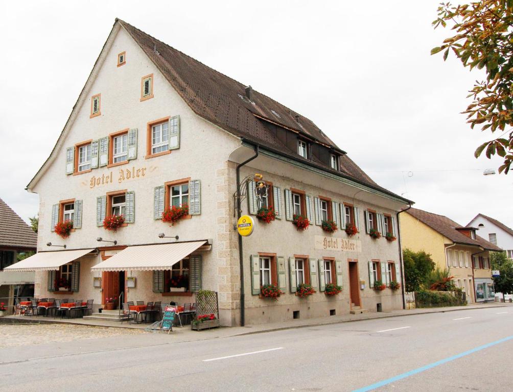 ein großes weißes Gebäude an der Straßenseite in der Unterkunft Gasthof Adler in Frick