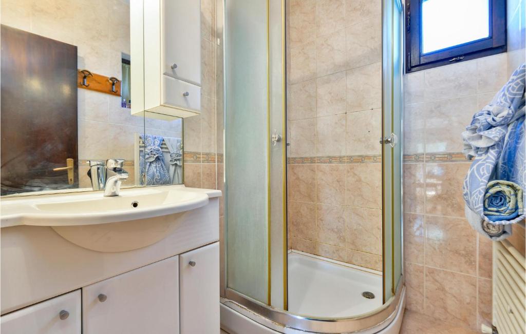 a bathroom with a sink and a shower at Gorgeous Home In Slunj With Kitchen in Slunj