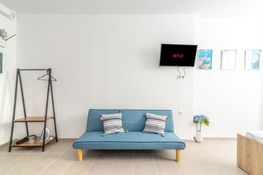 Televízia a/alebo spoločenská miestnosť v ubytovaní Brand New Studio near Downtown