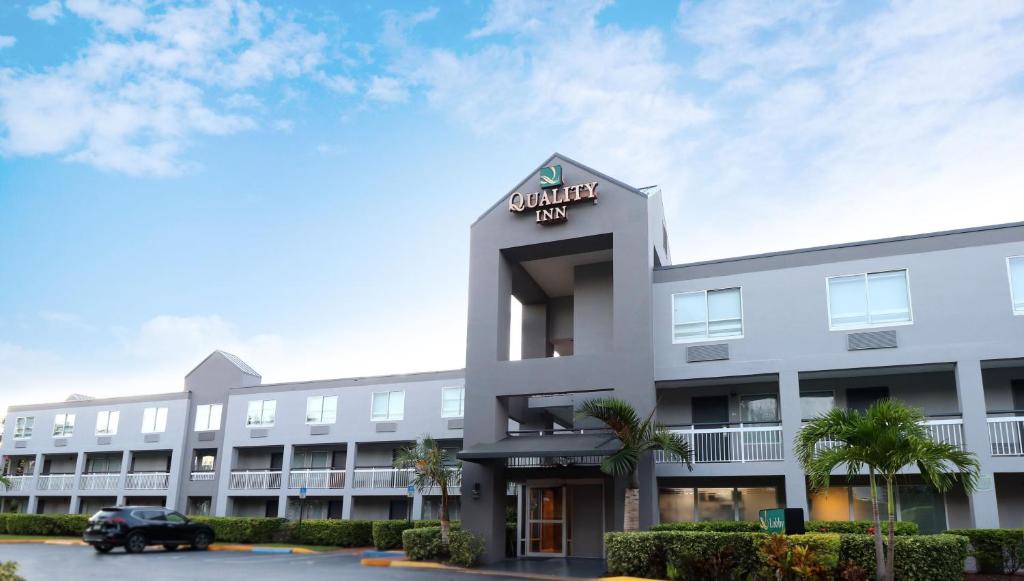 una rappresentazione della parte anteriore di un hotel di Quality Inn Miami Airport - Doral a Miami