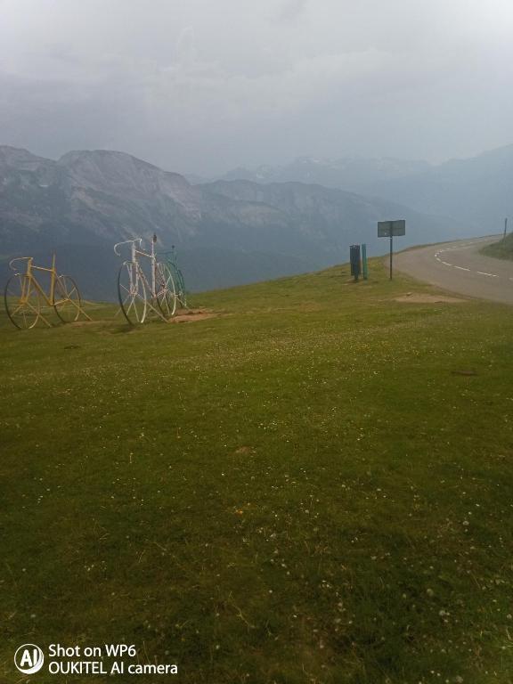 deux vélos garés sur le côté d'une route dans l'établissement Afrique Appartement de 42m2 à la montagne, à Eaux-Bonnes
