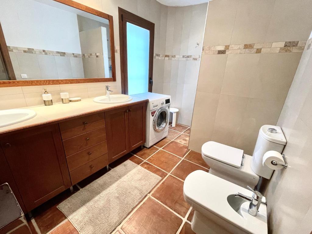 Koupelna v ubytování Villa de estilo español con jardín y piscina