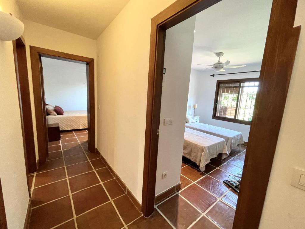 Postel nebo postele na pokoji v ubytování Villa de estilo español con jardín y piscina