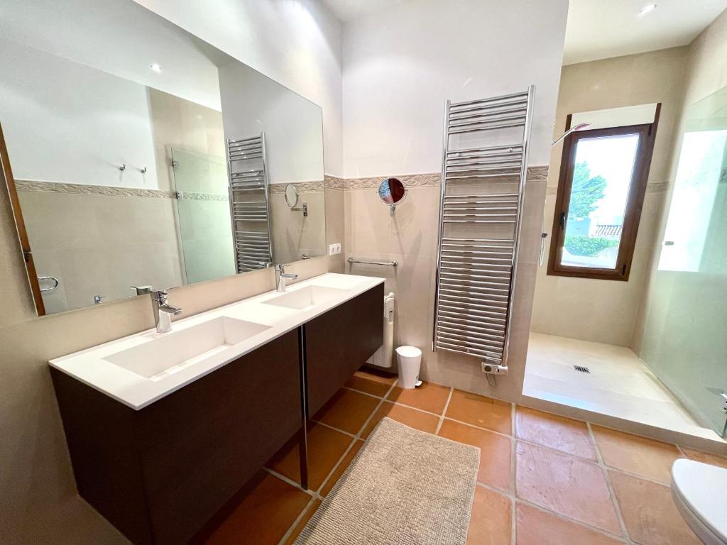 Koupelna v ubytování Villa de estilo español con jardín y piscina