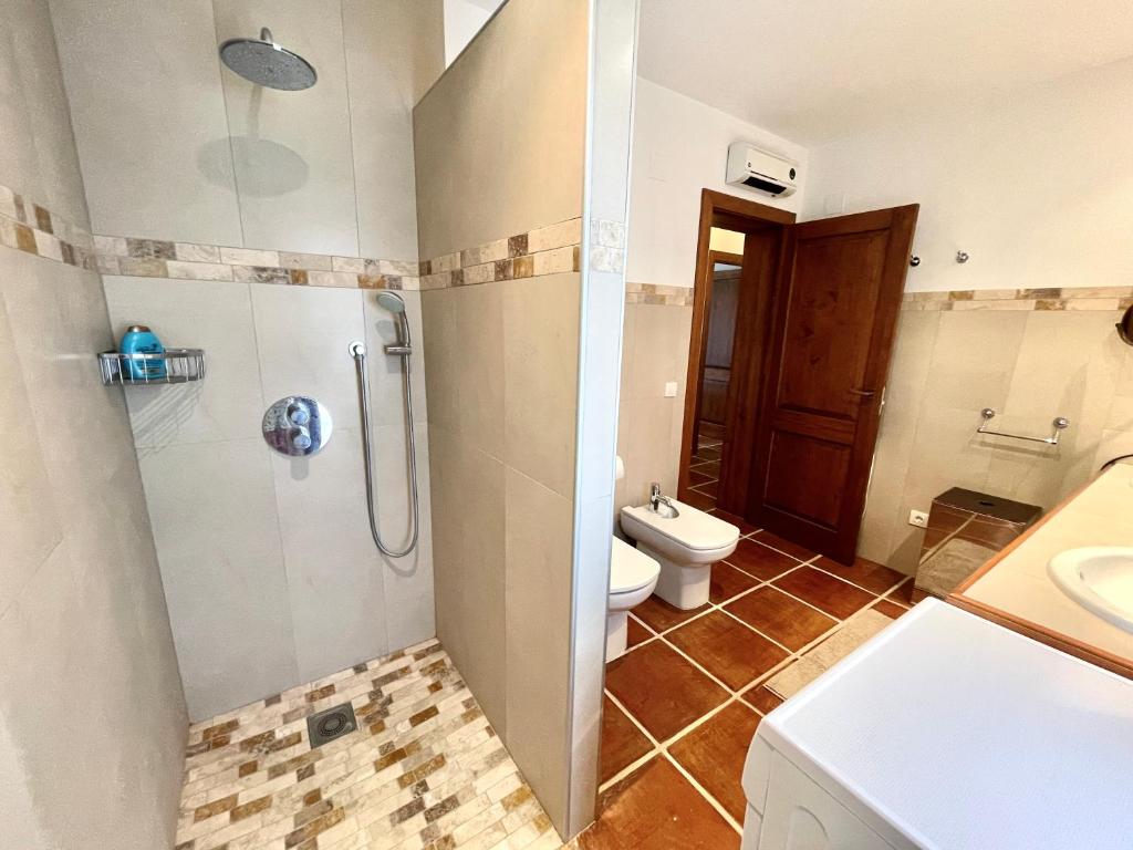 Koupelna v ubytování Villa de estilo español con jardín y piscina