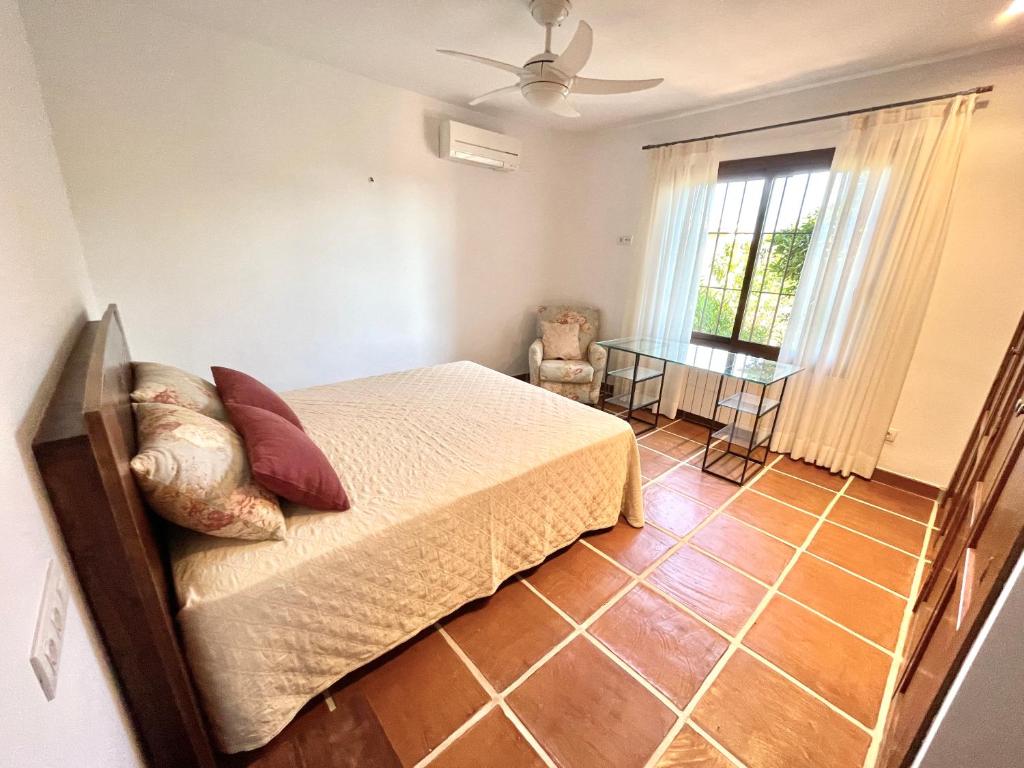 Postel nebo postele na pokoji v ubytování Villa de estilo español con jardín y piscina