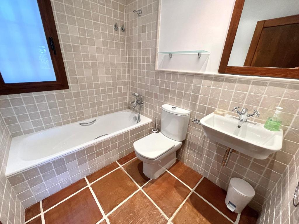 Koupelna v ubytování Villa de estilo español con jardín y piscina