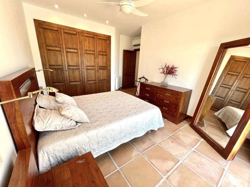 Postel nebo postele na pokoji v ubytování Villa de estilo español con jardín y piscina