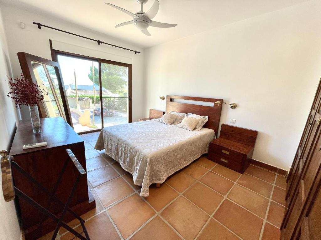 Postel nebo postele na pokoji v ubytování Villa de estilo español con jardín y piscina