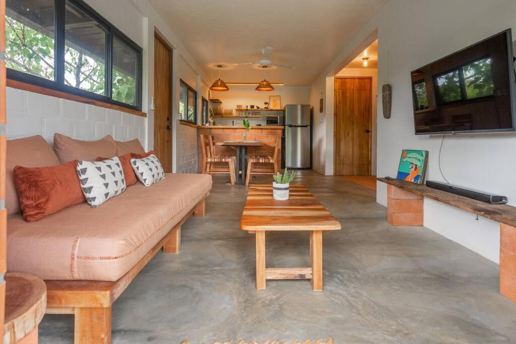 - un salon avec un canapé et une table dans l'établissement Casa Melina Torio Cozy upscale 2bd jungle House, à Torio