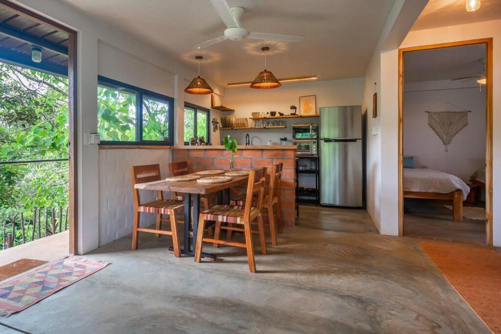 Kuchyň nebo kuchyňský kout v ubytování Casa Melina Torio Cozy upscale 2bd jungle House
