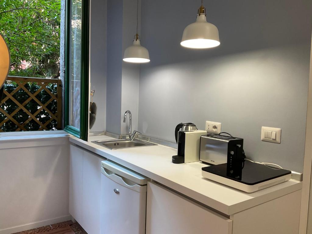 Kuchyňa alebo kuchynka v ubytovaní Studio 25 apartment - near metro M3