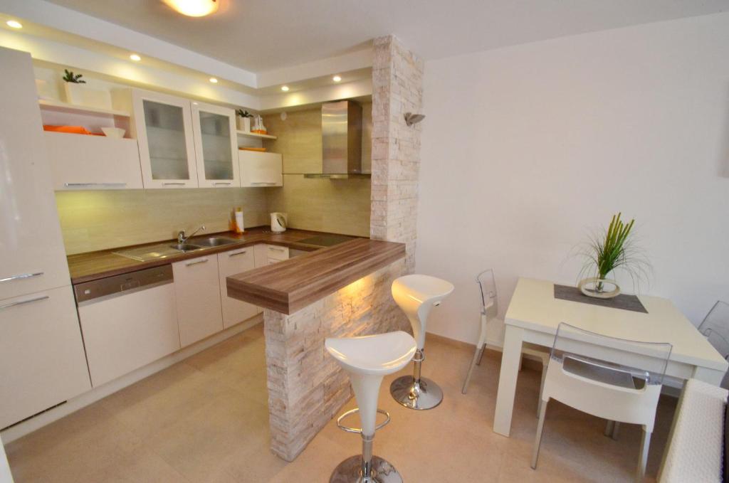 Kuchyň nebo kuchyňský kout v ubytování Muo Apartments