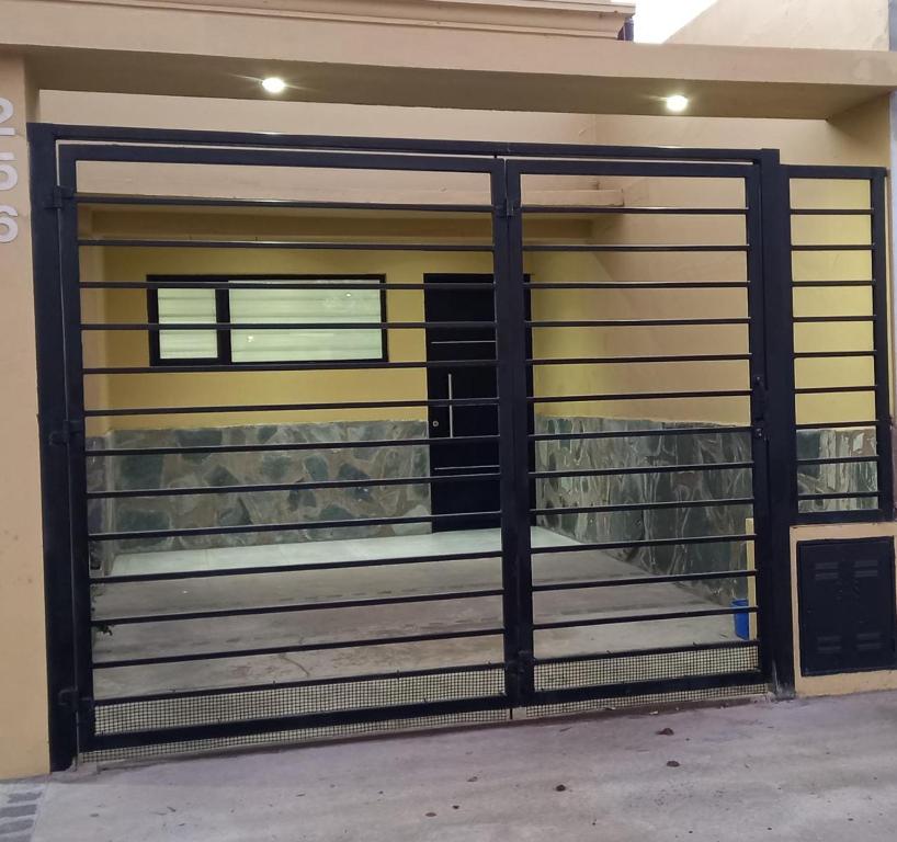 une porte de garage avec une porte en face d'un bâtiment dans l'établissement TresA -2-, à Tres Arroyos